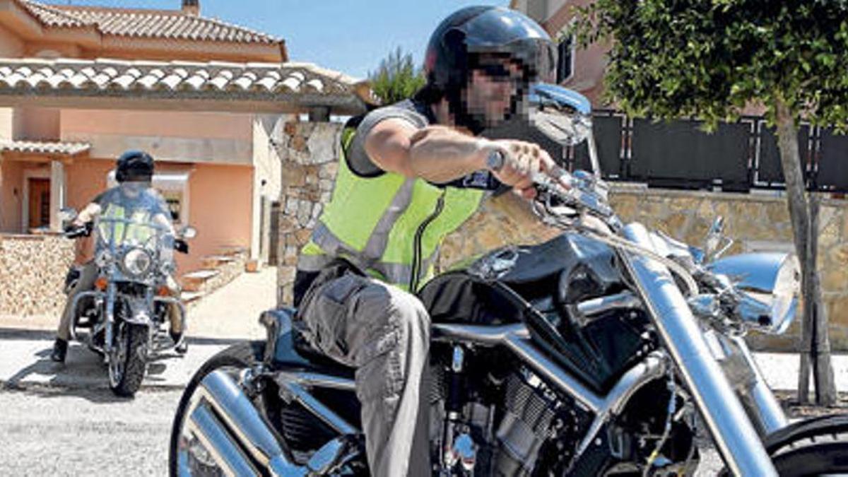 Juli 2013: Polizisten beschlagnahmen bei der Razzia gegen die Hells Angels Motorräder.