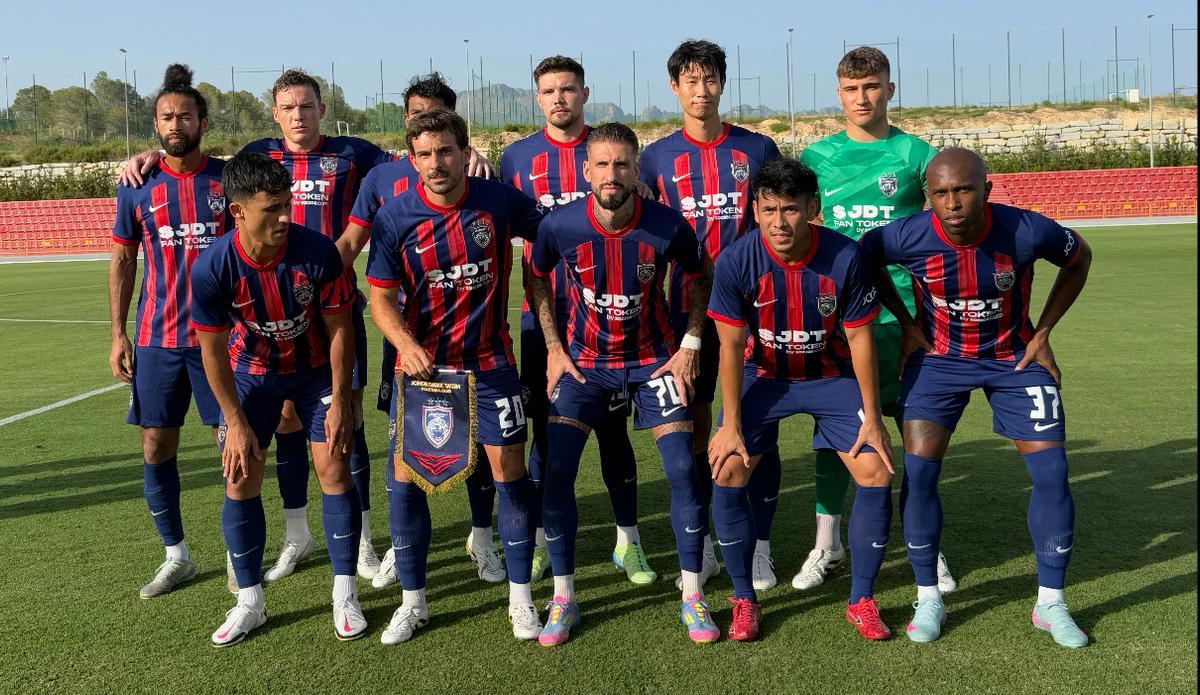 Alineación del Johor de Malasia el año pasado en el Estadi Olímpic de La Nucía.