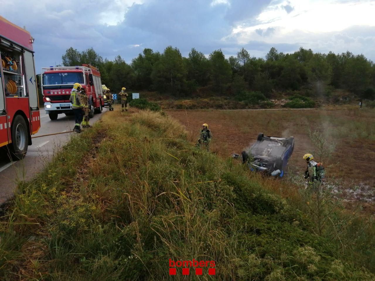 Un cotxe bolca i s'incendia a Sant Salvador de Guardiola