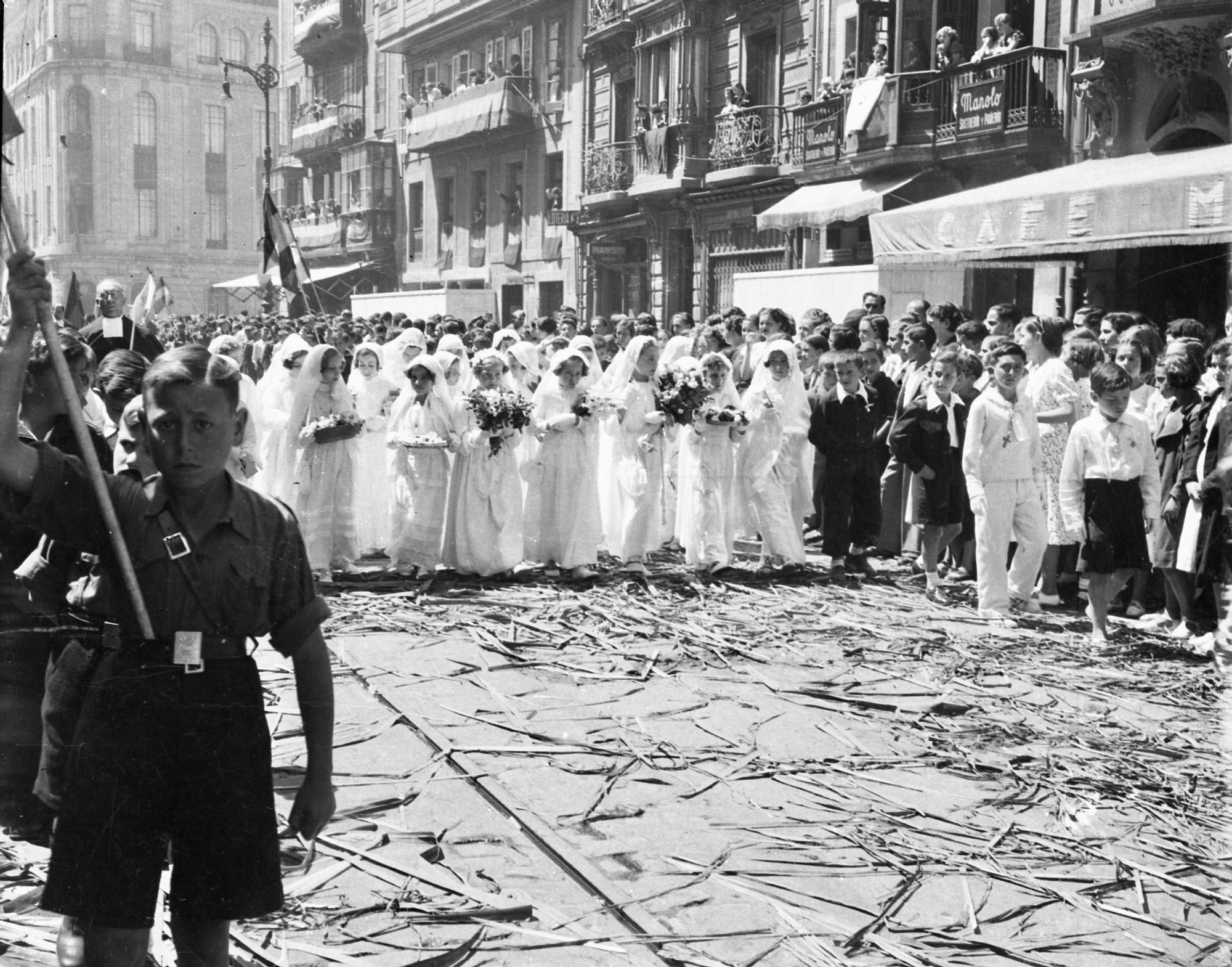 Procesión del Corpus a su paso por la calle Corrida. Gijón/Xixón, h. 1945. Col. Muséu del Pueblu d’Asturies