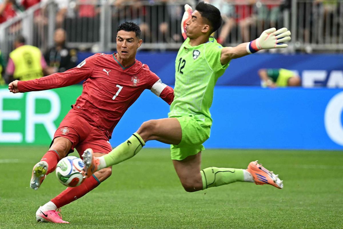 Cristiano exhibe sus galones y Portugal se pasea ante Uzbekistán