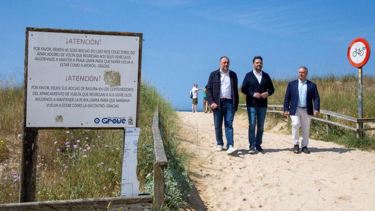 Los representantes del PP en uno de los accesos a la playa grovense de A Lanzada.