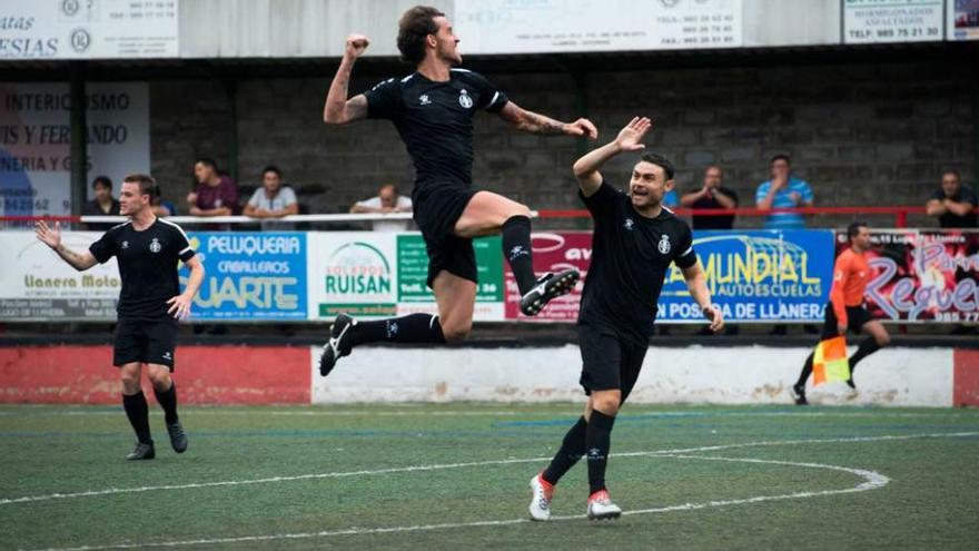 Palazuelos celebra el gol ante el Llanera con Matías a su lado y Nuño detrás.