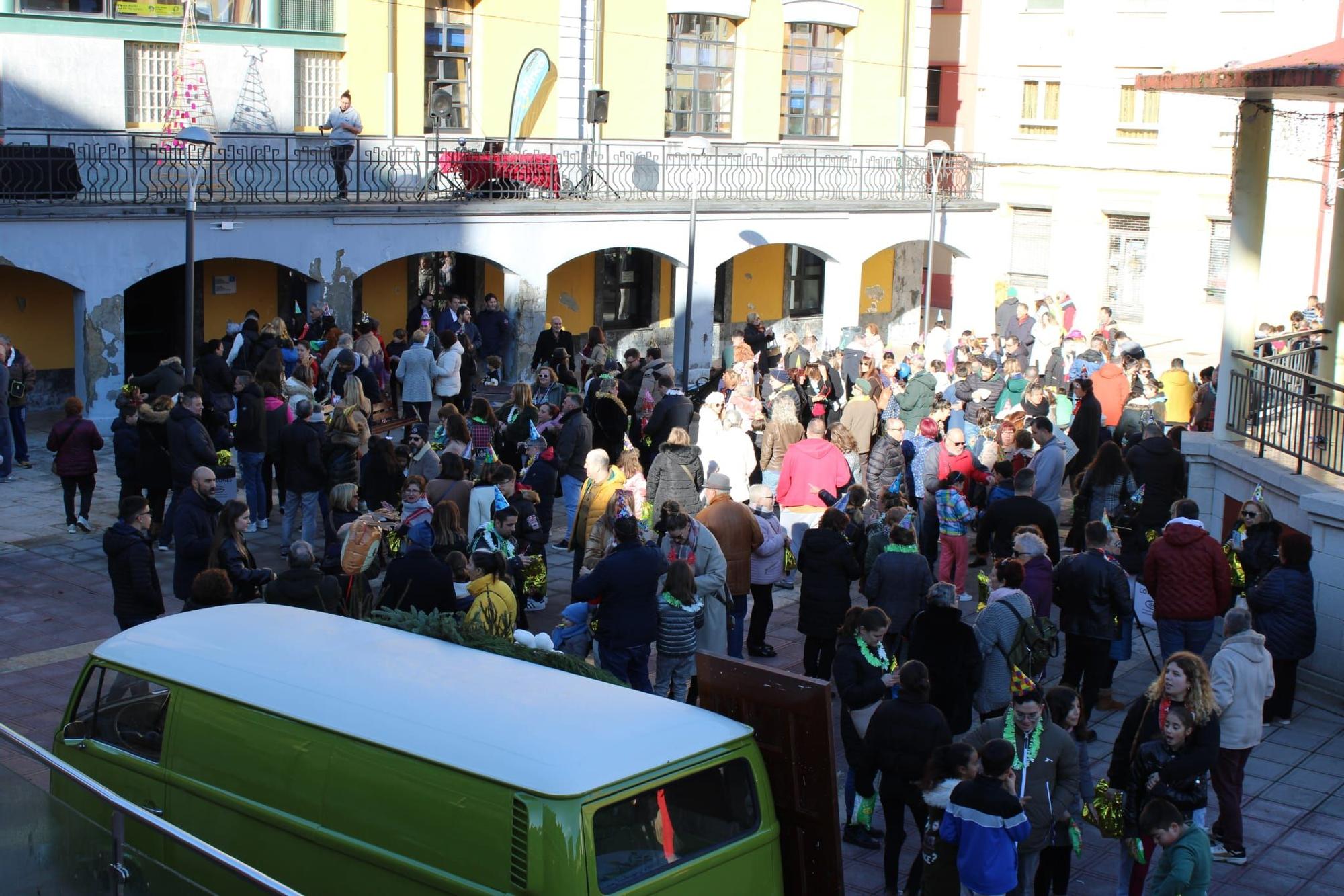 Así fue la Nochevieja anticipada en San Martín del Rey Aurelio: cientos de personas dieron la bienvenida al 2024 a las 12.25 del día 30
