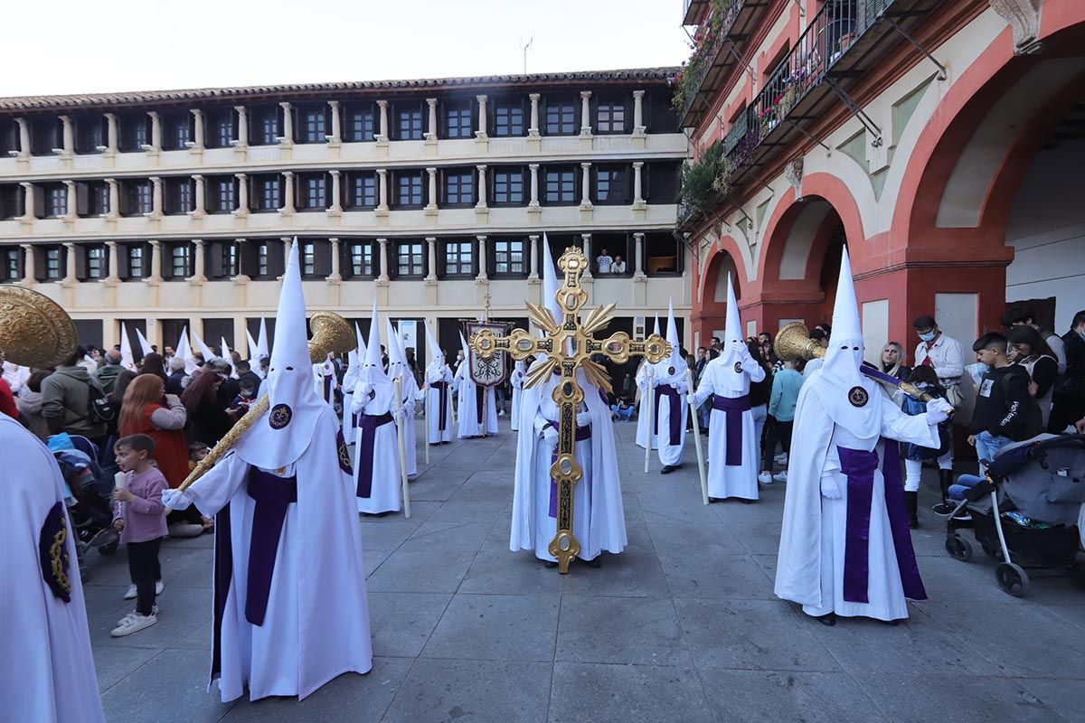 La cofradía de la Misericordia vuelve a lucir en la Corredera