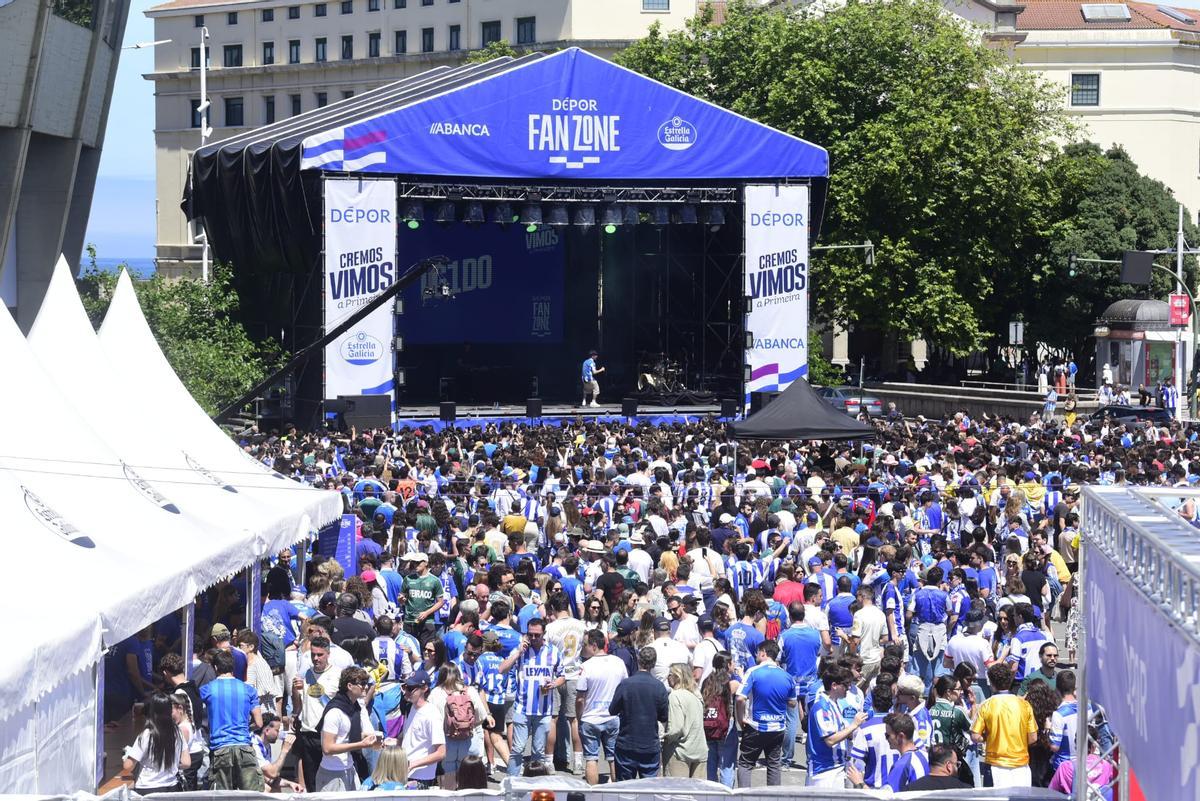 La Fan Zone de Riazor calienta motores en la fiesta del ascenso del Deportivo.