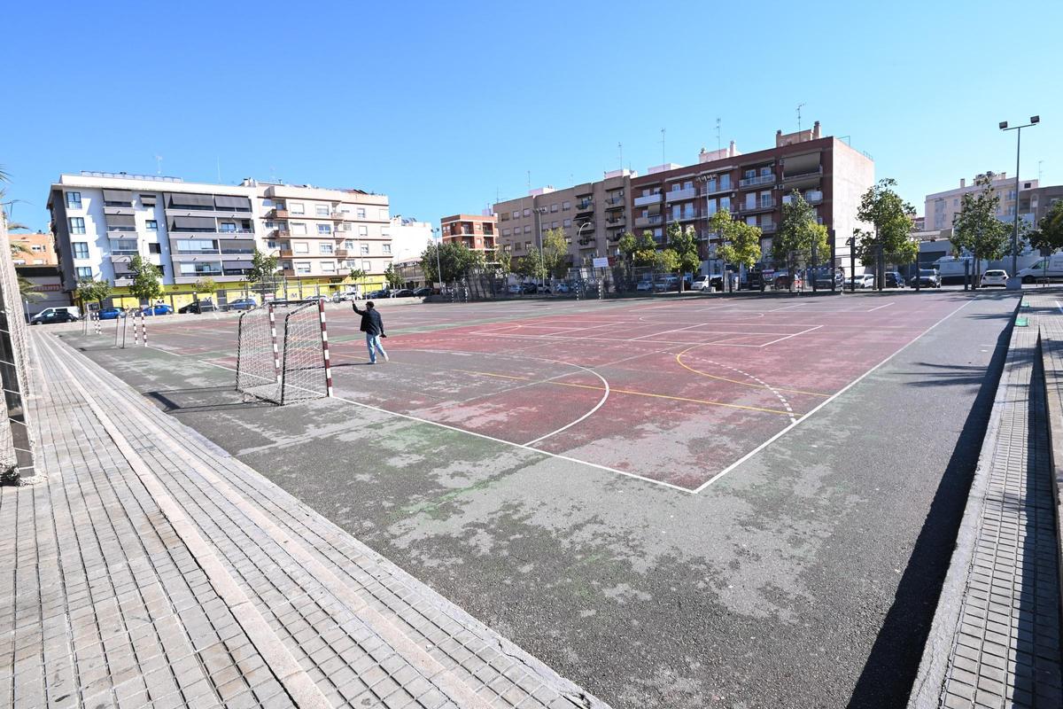 Estado actual que presenta una de las pistas deportivas de El Pla