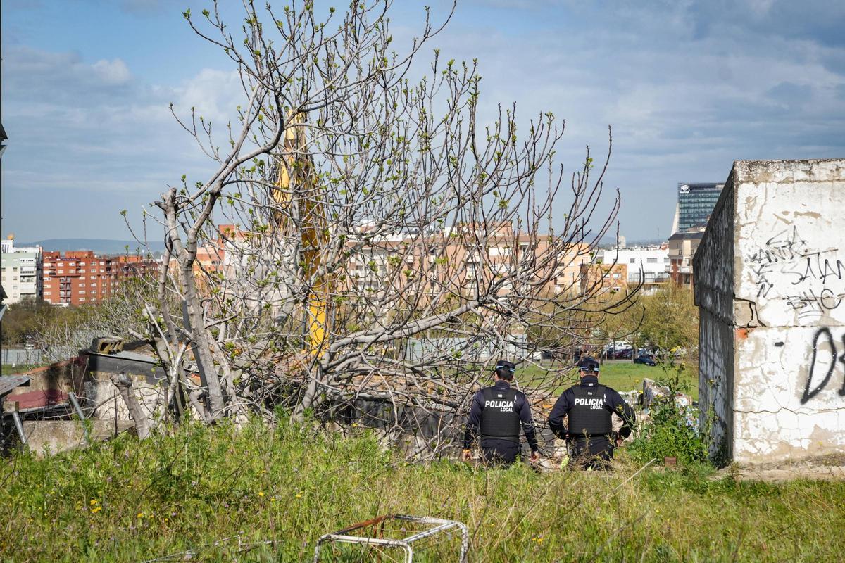 Dos agentes de la Policía Local en el viejo estadio durante los trabajos de demolición, este miércoles.