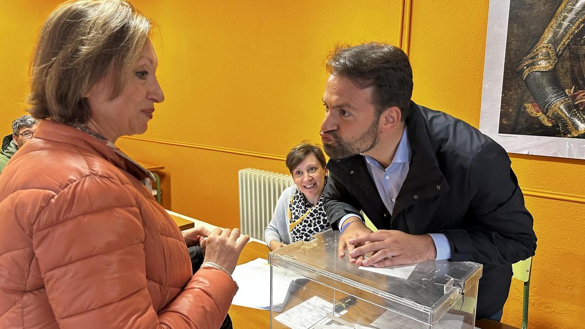 Álvaro Queipo intenta besar a su madre, Sofía Somoano, durante la jornada electoral.