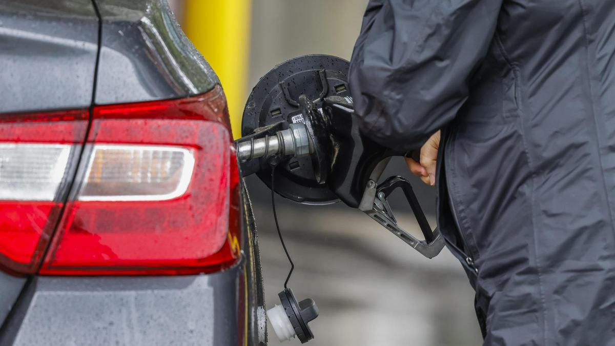 Un hombre carga combustible en una gasolinera de EEUU