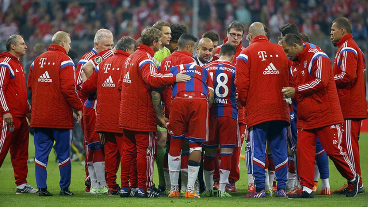 Guardiola habla con los jugadores antes de la prórroga ante el Dortmund