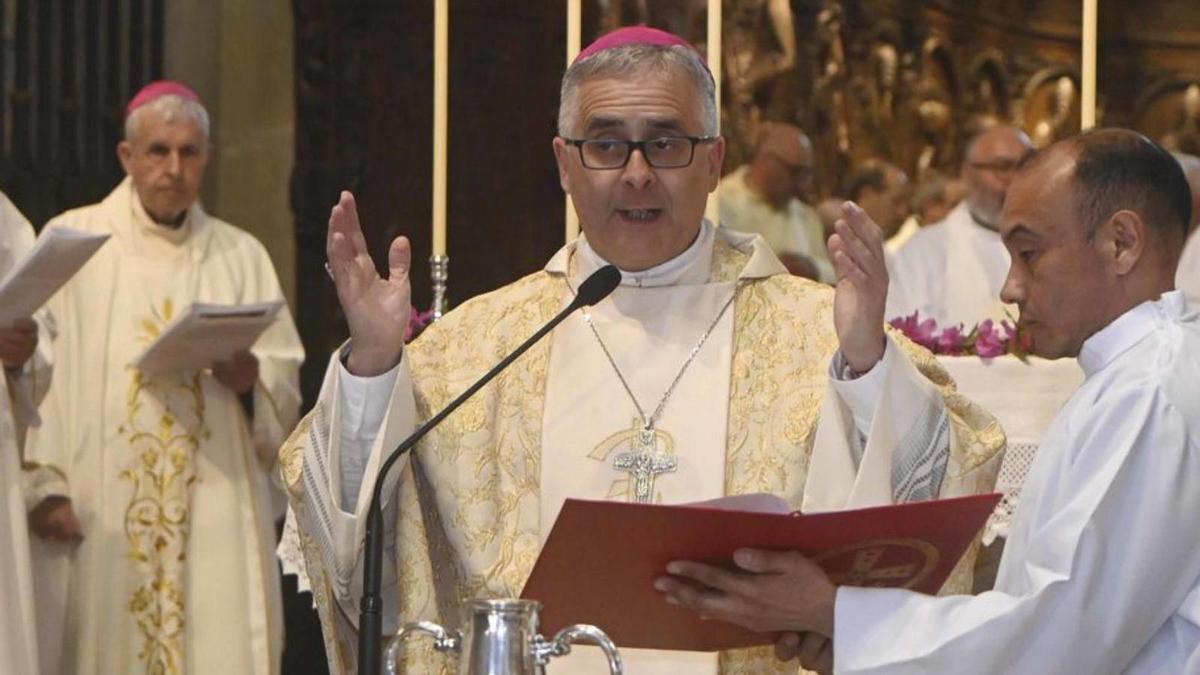 El obispo Antonio Valín, ayer, durante la misa.