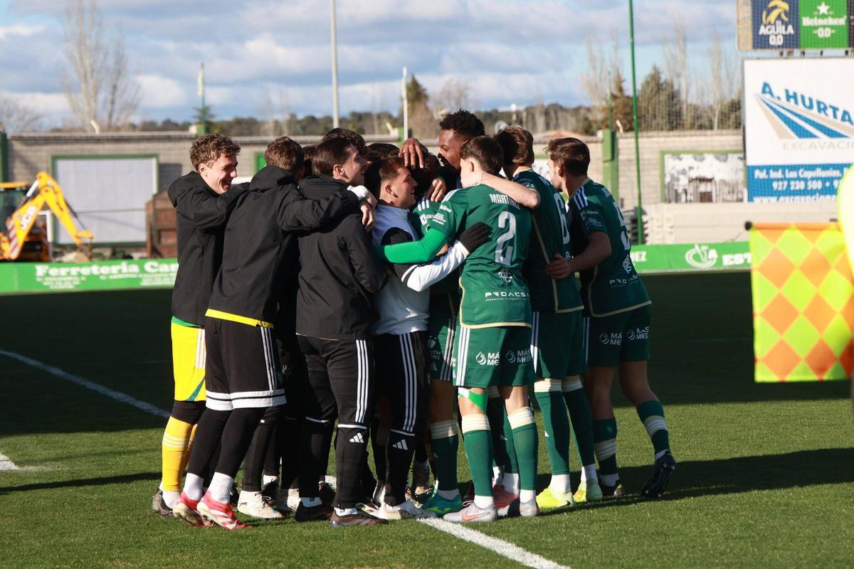 Los jugadores del Cacereño celebran uno de los goles del pasado domingo ante el Arenas.
