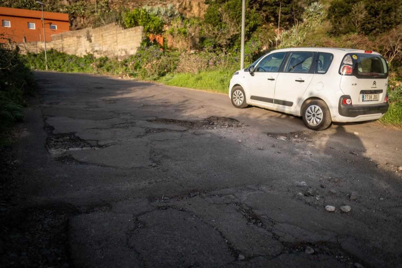 Desperfectos en la vía de acceso a la Mesa Mota