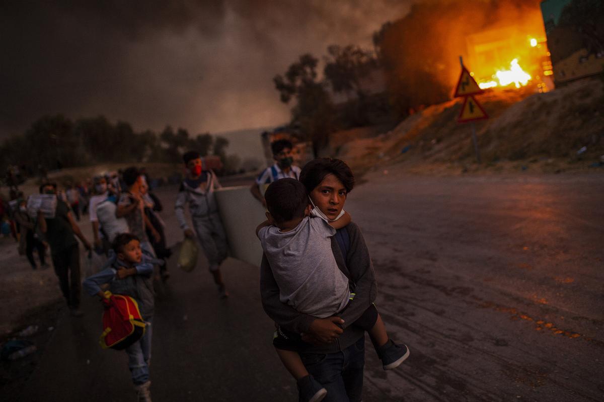 Éxodo de migrantes y refugiados que huyen del campamento de Moria en llamas. Isla de Lesbos, 9 de septiembre de 2020.