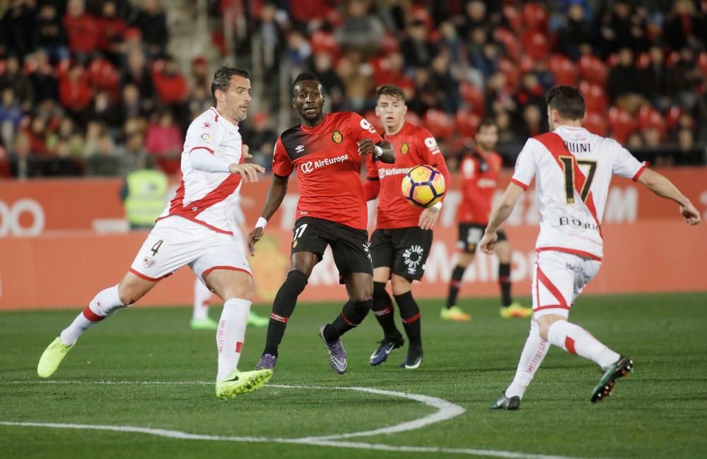 Mit dem sechsten Saisonsieg hat sich Real Mallorca erstmal wieder aus dem Tabellenkeller rausgeschossen. Der Zweitligist gewann am Sonntagabend (12.2.) im Stadion von Son Moix gegen Rayo Vallecano mit 2:1.