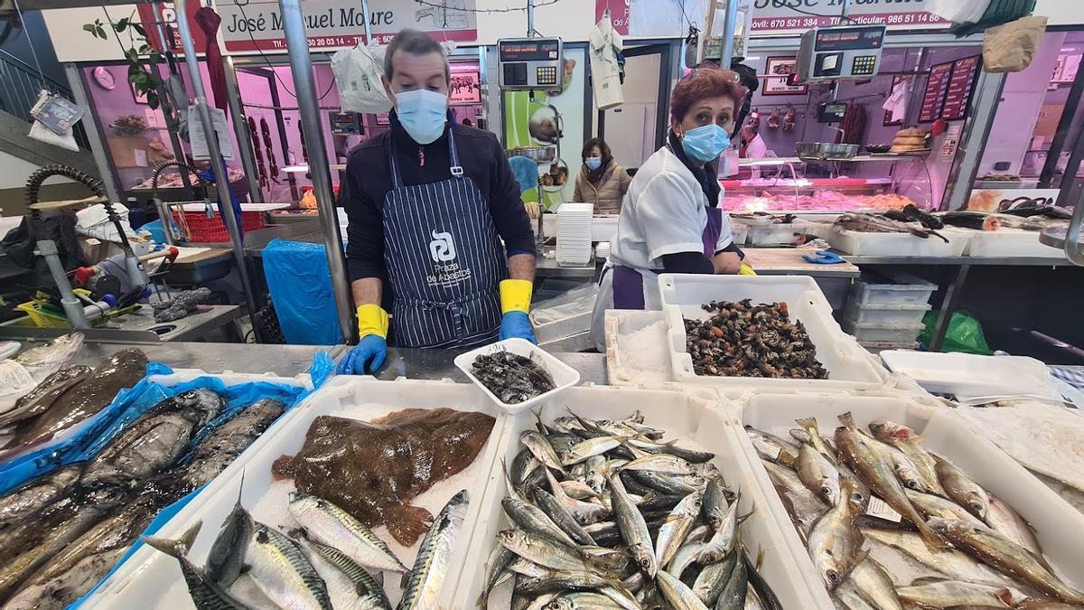 Miguel González y Peregrina Abad, en el puesto de Pescados y Mariscos Sabarís, esta mañana.