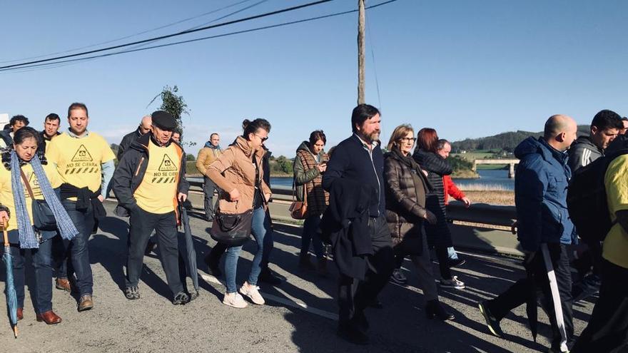 La alcaldesa de Avilés, Mariví Monteserín, esta mañana en la marcha entre Castropol y Vegadeo.