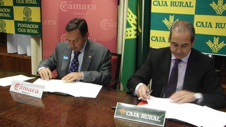 A la derecha, el director de Caja Rural junto al presidente de la Cámara.