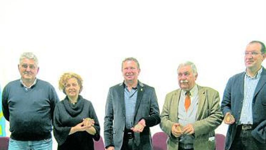 Laureano García, Eva María Sánchez, José Manuel Menéndez (alcalde de Salas), Ignacio Gracia Noriega e Isidro Sánchez, ayer, en Salas.
