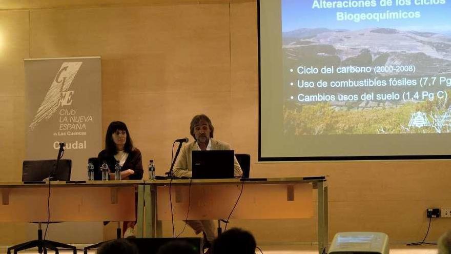 Paola Laiolo y José Ramón Obeso, durante la charla ofrecida en Mieres.