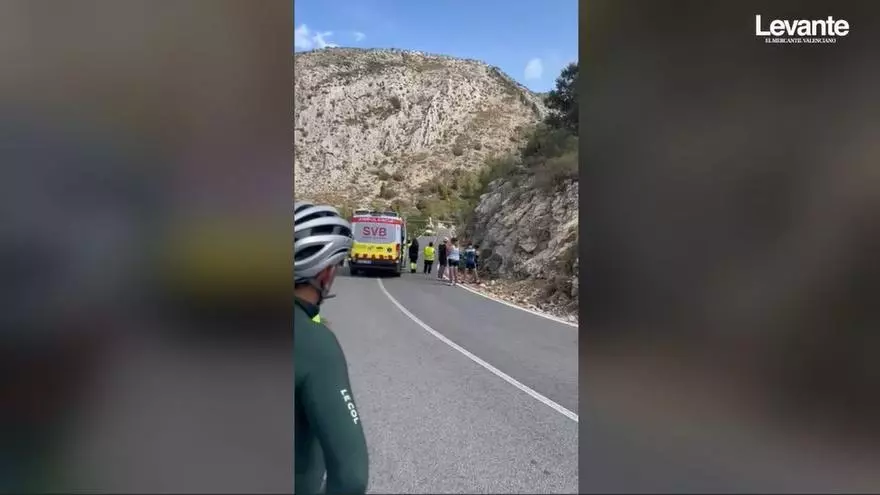 Un ciclista de Dénia sufre una gravísima caída al cruzársele un jabalí en Castell de Castells