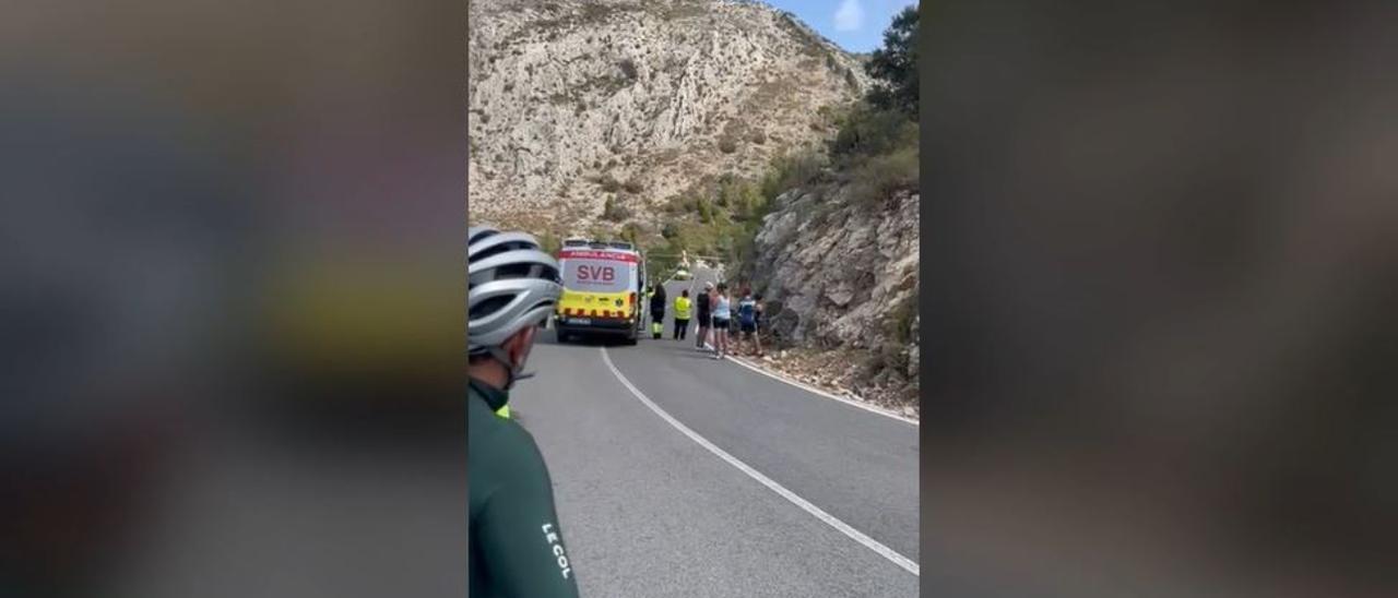 Un ciclista de Dénia sufre una gravísima caída al cruzársele un jabalí en Castell de Castells