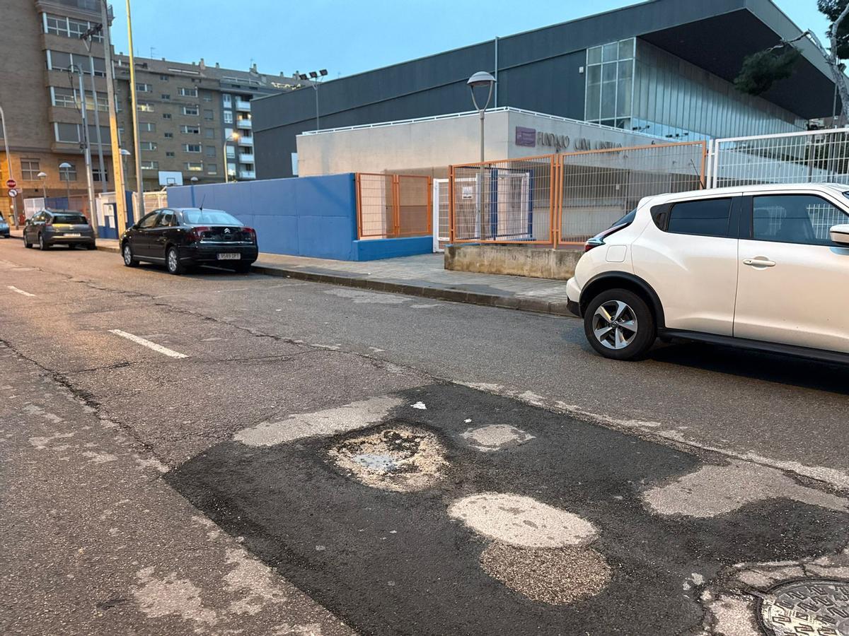 Bache en la calle Pintor Gumbau, frente al Pabelló Bancaixa.