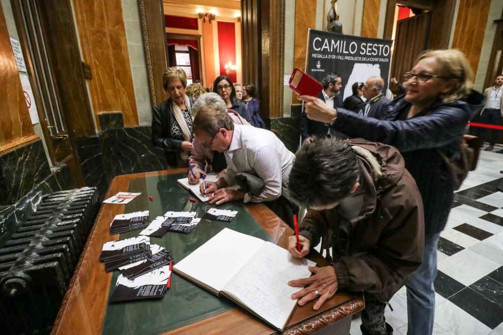 Cientos de personas pasan por delante de la urna con las cenizas del cantante para rendirle el último homenaje