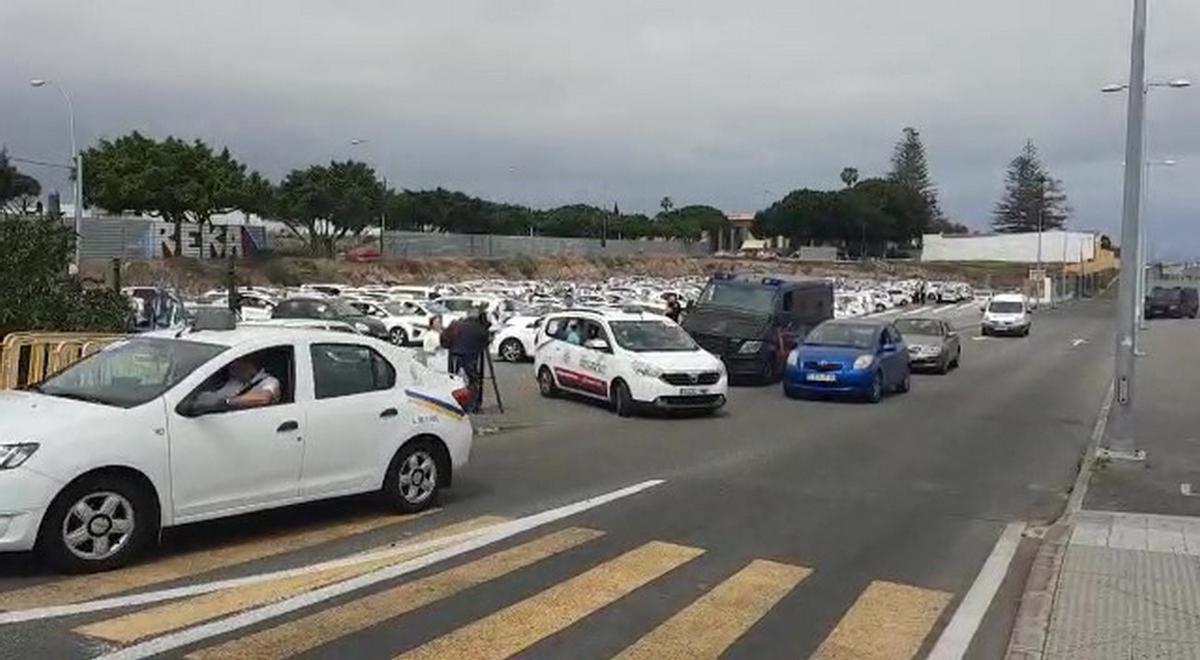 Imagen de la concentración de taxistas durante la mañana de este lunes en Las Palmas de Gran Canaria.