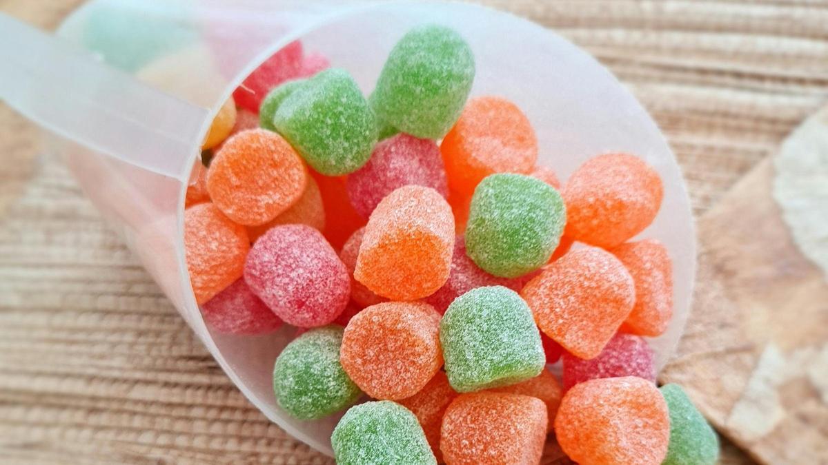 Recipiente con gominolas.