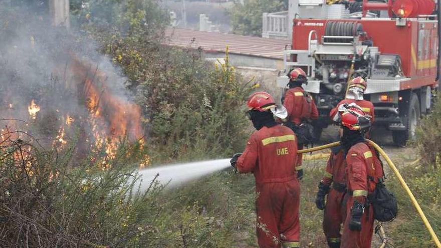 Efectivos de la UME intervienen en el municipio. // R.G.