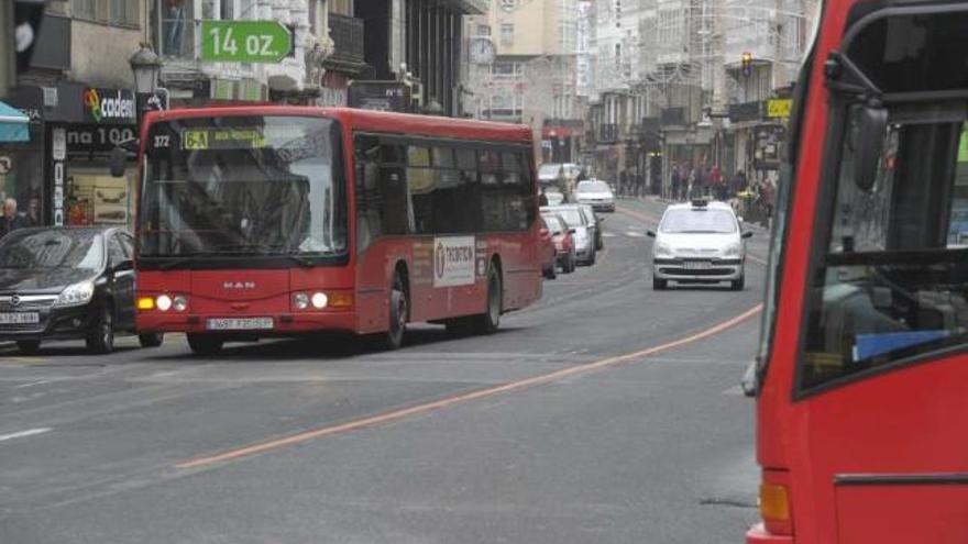 Un autobús circula por la Vía Prioritaria Vigilada instalada en la calle San Andrés. / víctor echave