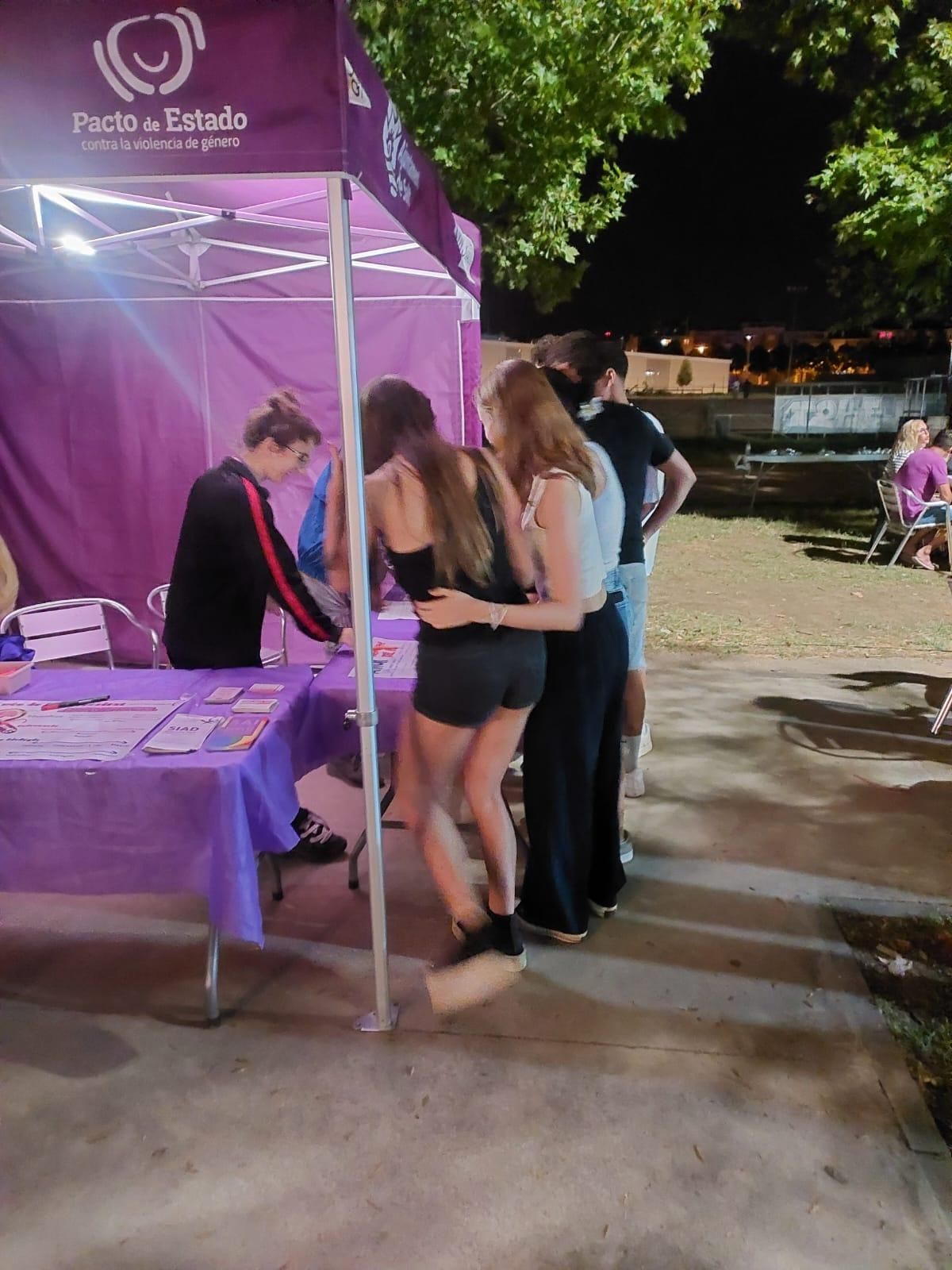 Un grup de joves atesos en el Punt Lila.