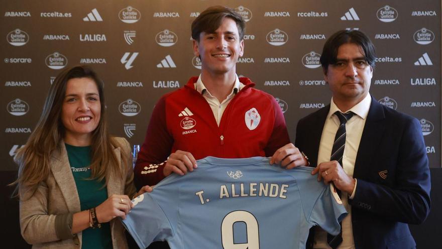 Tadeo Allende posa con la camiseta del Celta en A Sede flanqueado por Xisela Aranda y Marco Garcés.