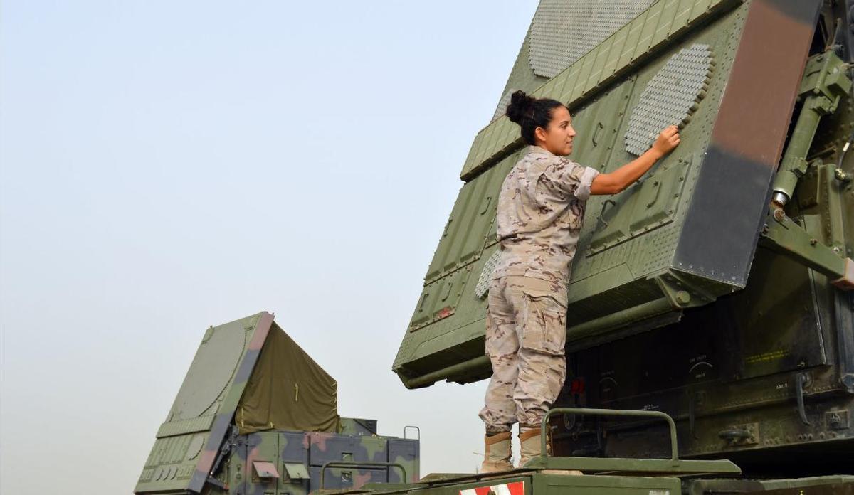 Defensa trata de reducir la dependencia española del exterior en ciertos sensores de armas. En la imagen, una militar trabaja con el radar norteamericano AN MPQ de la batería de misiles Patriot española desplegada en Adana (Turquía)