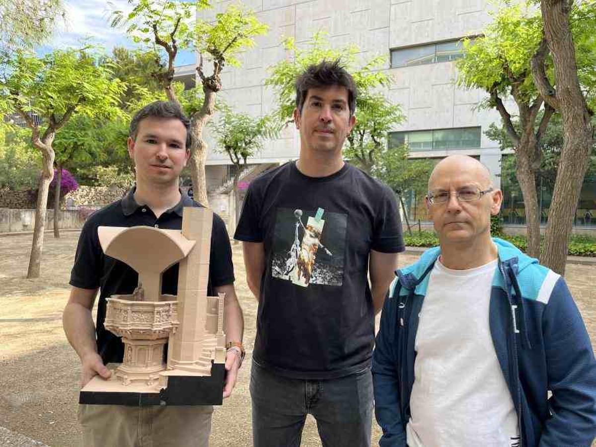 Los investigadores de la URV David Moreno, Albert Samper y Blas Herrera con una réplica del tornavoz realizado por Gaudí.