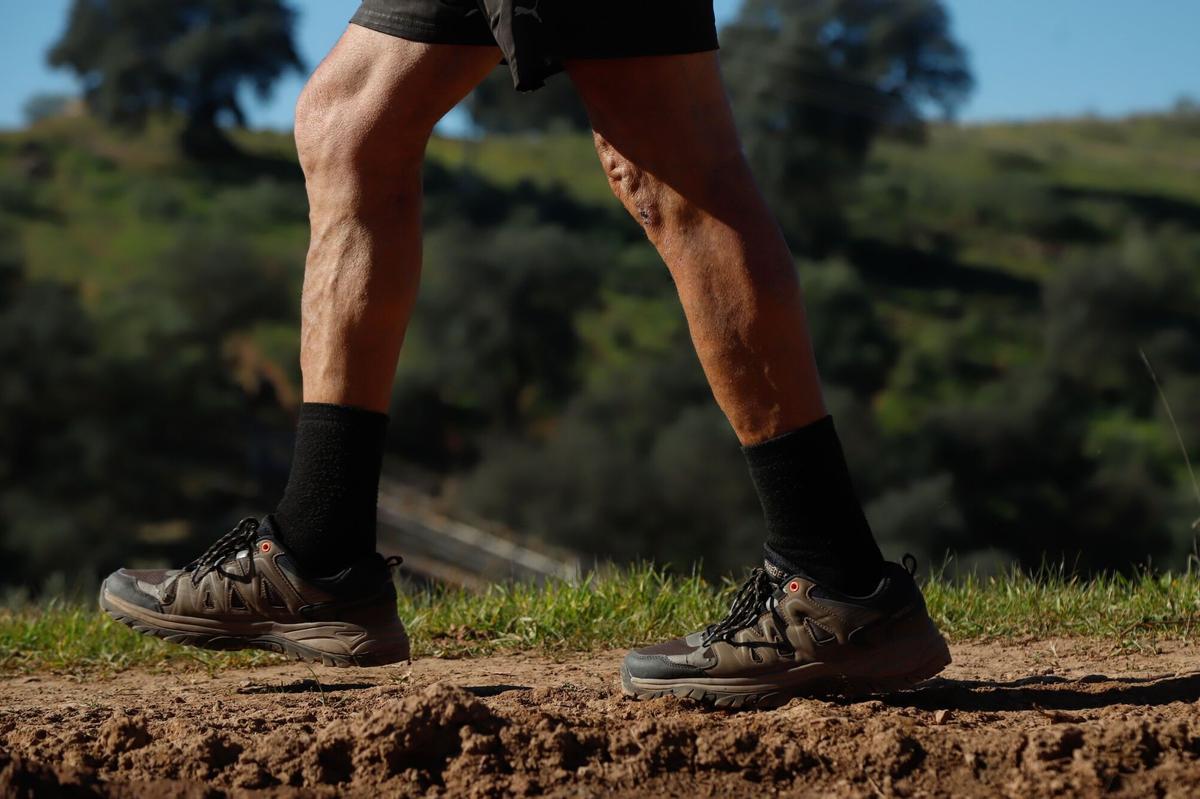 Vista parcial de un hombre prácticando senderismo en Córdoba.