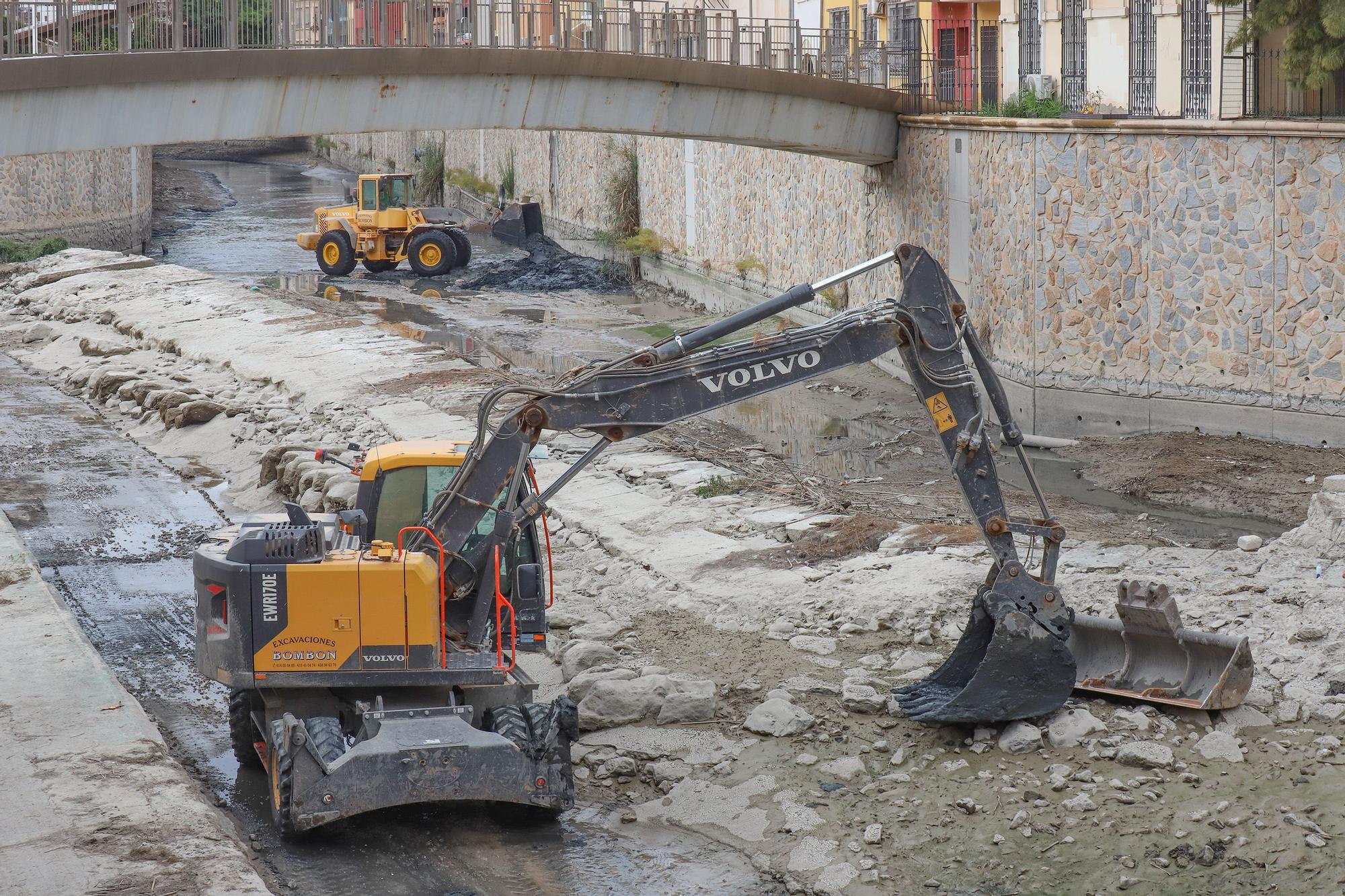 Así está el cauce del río Segura a su paso por Orihuela para retirar la acumulación de lodos