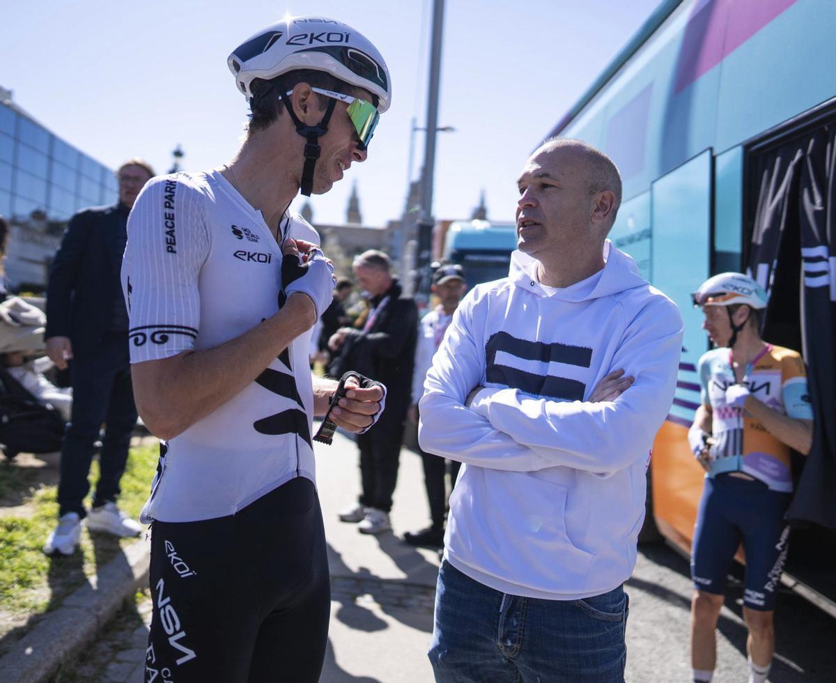 La Volta viu la seva gran festa a BCN amb Vingegaard i Iniesta