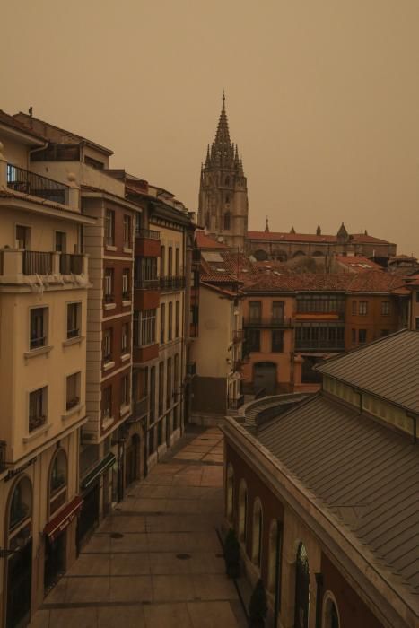 Oscuridad y fuerte olor a humo en toda Asturias