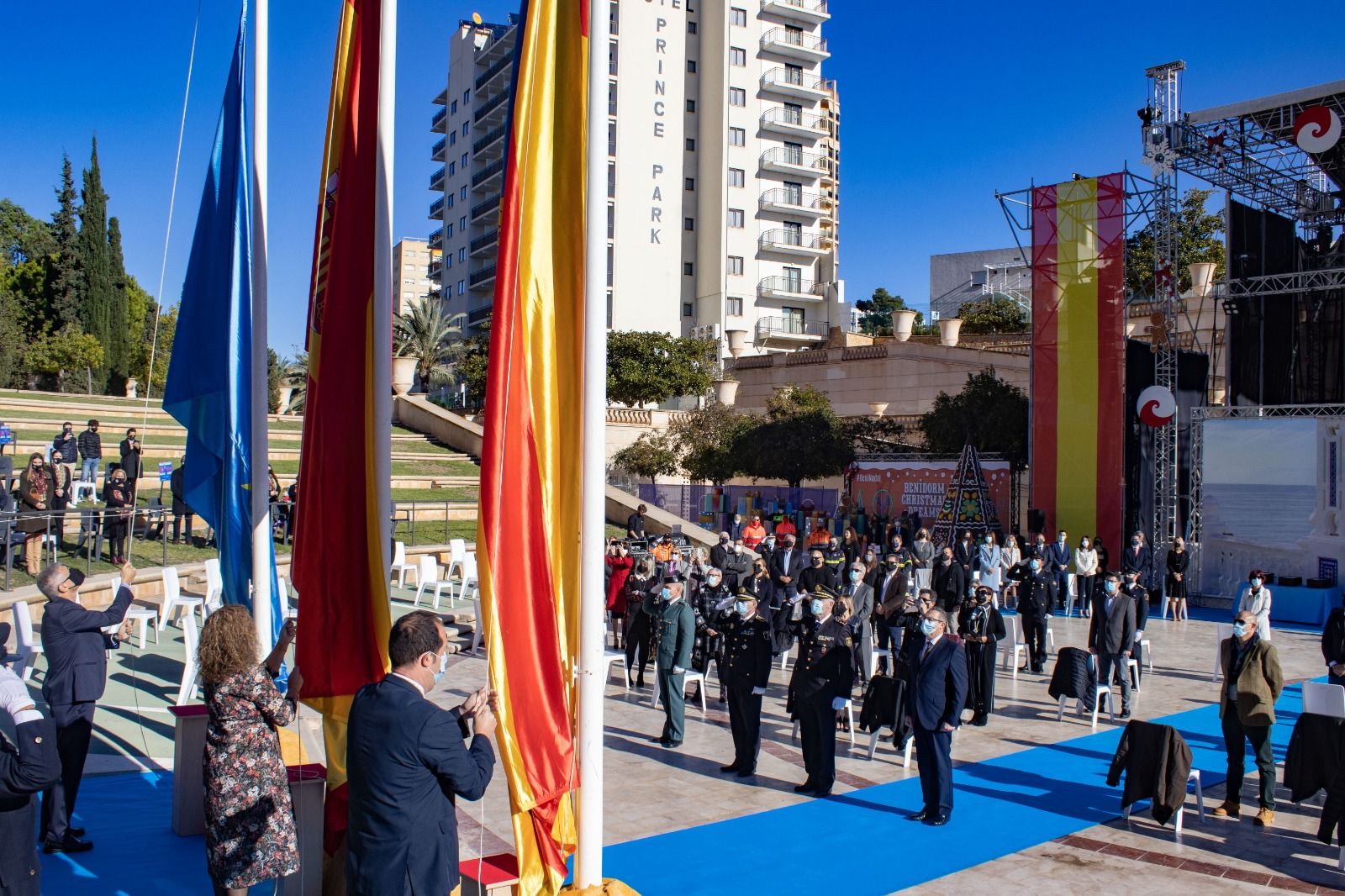 El Ayuntamiento de Benidorm ha conmemora el Día de la Constitución con un pleno al aire libre