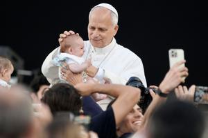 El Papa carga contra el "culto a la imagen" y los "feminicidios" en la vigilia de Montjuïc.