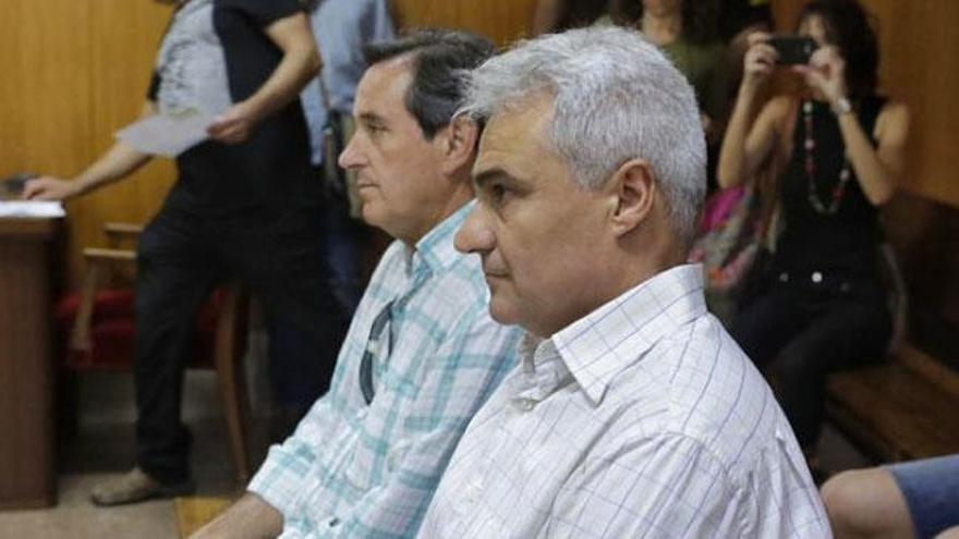 Jaume Isern y el ex electricista municipal durante el juicio.