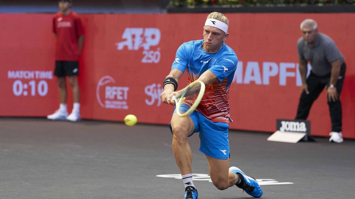 Alejandro Davidovich devuelve una bola durante su partido ante Andy Murray en Gijón.