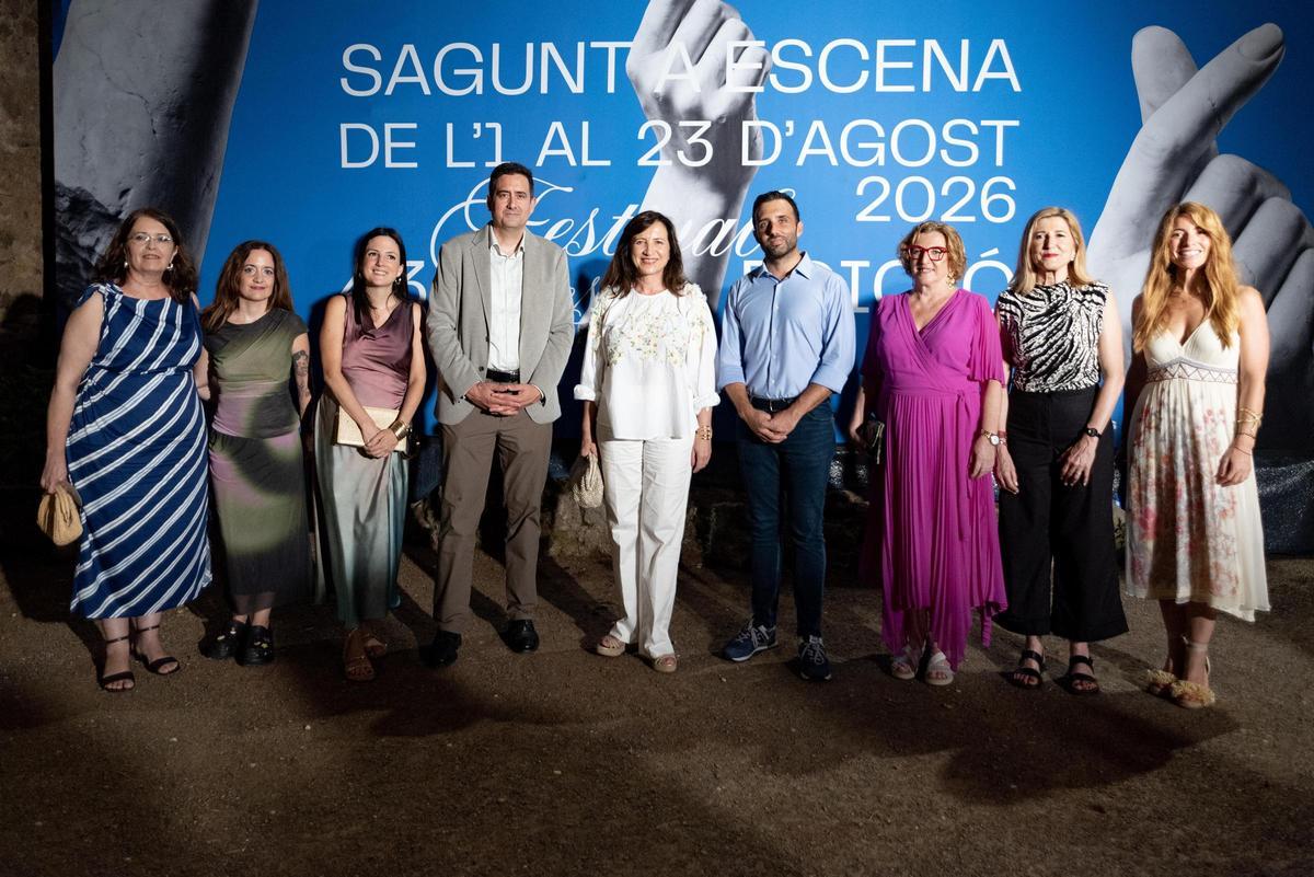 Autoridades que acudieron a la inauguración del certamen.