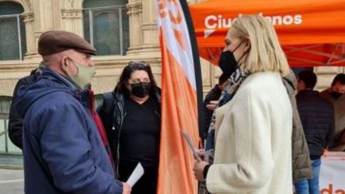 Eva Pomar (d.), en Vía Roma.