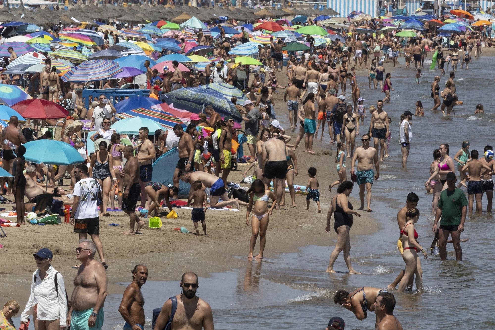 Playas hasta la bandera en pleno agosto