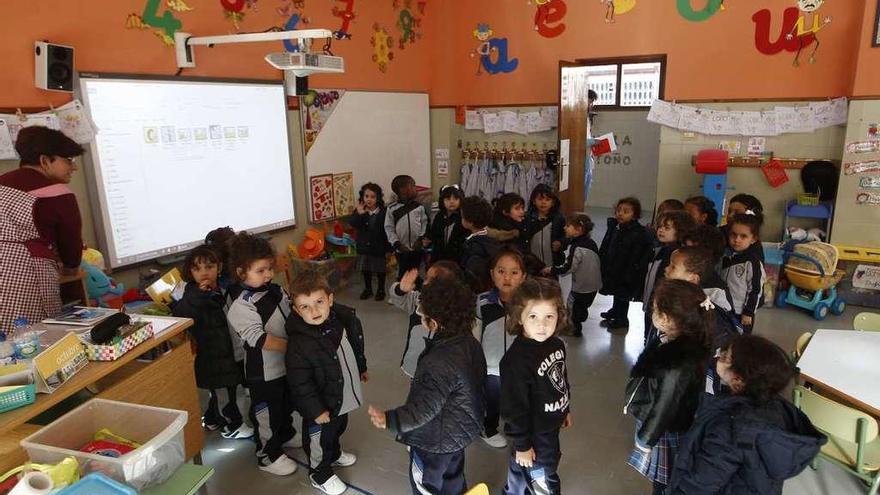 Alumnos de Infantil, en su aula de referencia antes de iniciar una actividad.