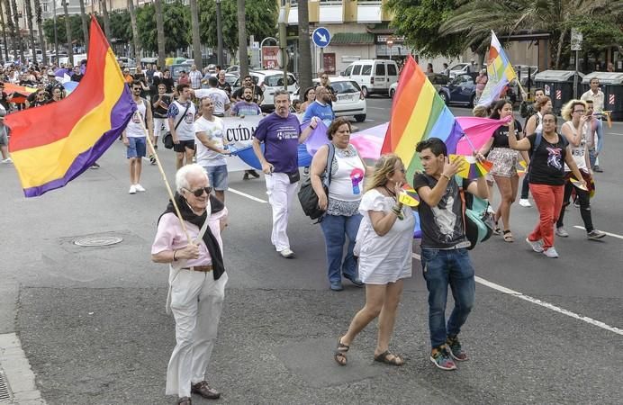 LAS PALMAS DE GRAN CANARIA A 24/06/2017. Este 2017 el lema del orgullo está vinculado a la demanda de la Ley de Igualdad LGTBI que combata los flecos pendientes para la igualdad legal y real. La manifestación discurrió por la avenida de Mesa y López hasta Santa Catalina. FOTO: J.PÉREZ CURBELO